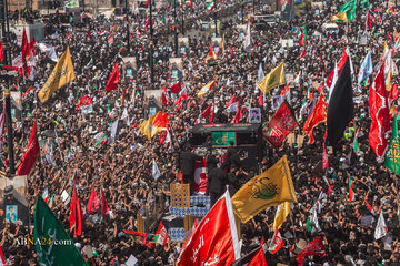 اسلامی انقلاب کے شہید رہنما کی آخری رسومات میں اہلِ نجف کی بھرپور شرکت
