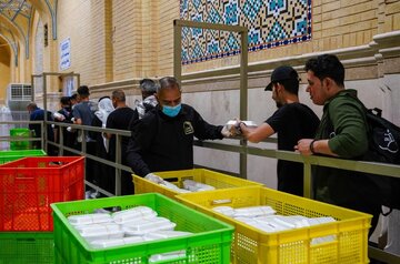 تقرير مصور/ العتبة العلوية المقدسة تفدم أكثر من 250 ألف وجبة للمعزين في تشييع الإمام الخامنئ (رض)