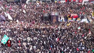 Vídeo: Grande Multidão de Iraquianos se Concentra nas Imediações de Thawrat al-Ashreen para o Funeral do Líder Mártir