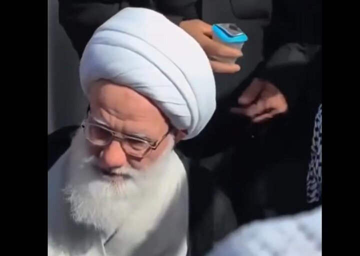 آية الله اليعقوبي يحضر في مراسم تشييع جنازة قائد الأمة الشهيد في النجف الأشرف