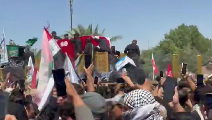 هتافات الموت لأمريكا أثناء تشييع الجثمان الطاهر للشهيد السيد الولي الخامنئي بالنجف الأشرف