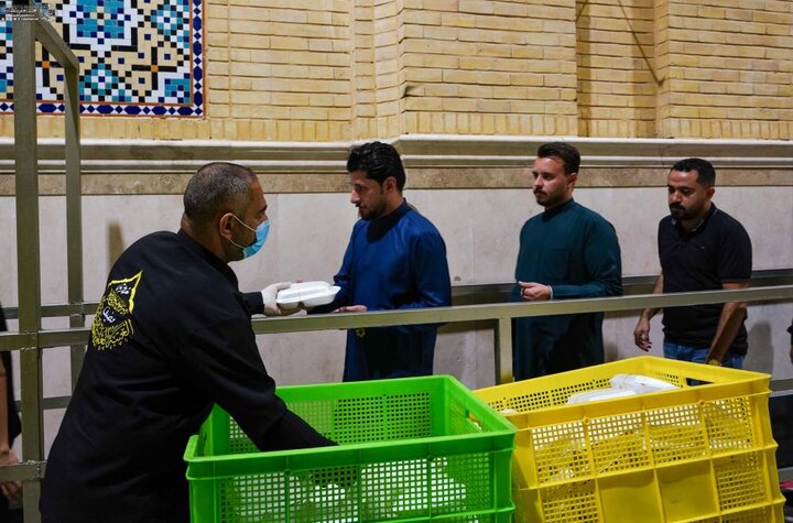 تقرير مصور/ العتبة العلوية المقدسة تفدم أكثر من 250 ألف وجبة للمعزين في تشييع الإمام الخامنئ (رض)