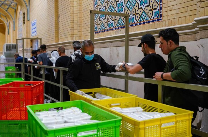 تقرير مصور/ العتبة العلوية المقدسة تفدم أكثر من 250 ألف وجبة للمعزين في تشييع الإمام الخامنئ (رض)