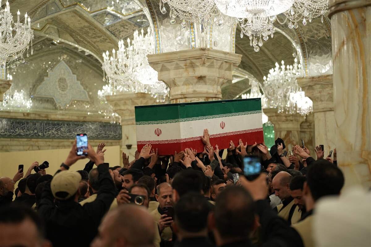 مراسم تشييع جثامين السيد الخامنئي وعائلته عند مرقد الإمام علي (ع) بالنجف الأشرف+(صور)