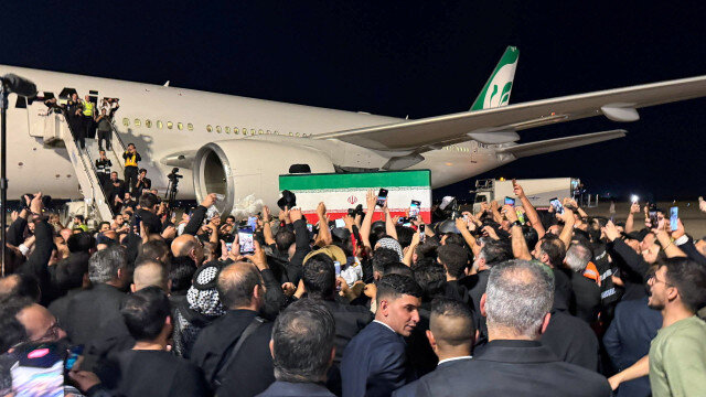 Coffin of martyred Leader arrives in Najaf