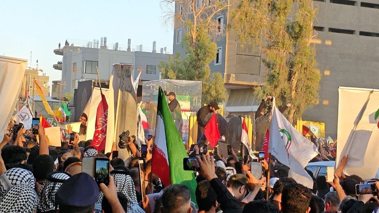 النجف الأشرف تحتضن الجسد الطاهر للشهيد "الخامنئي".. انطلاق مراسم التشييع الشعبي من مجسر الكوفة (صور)