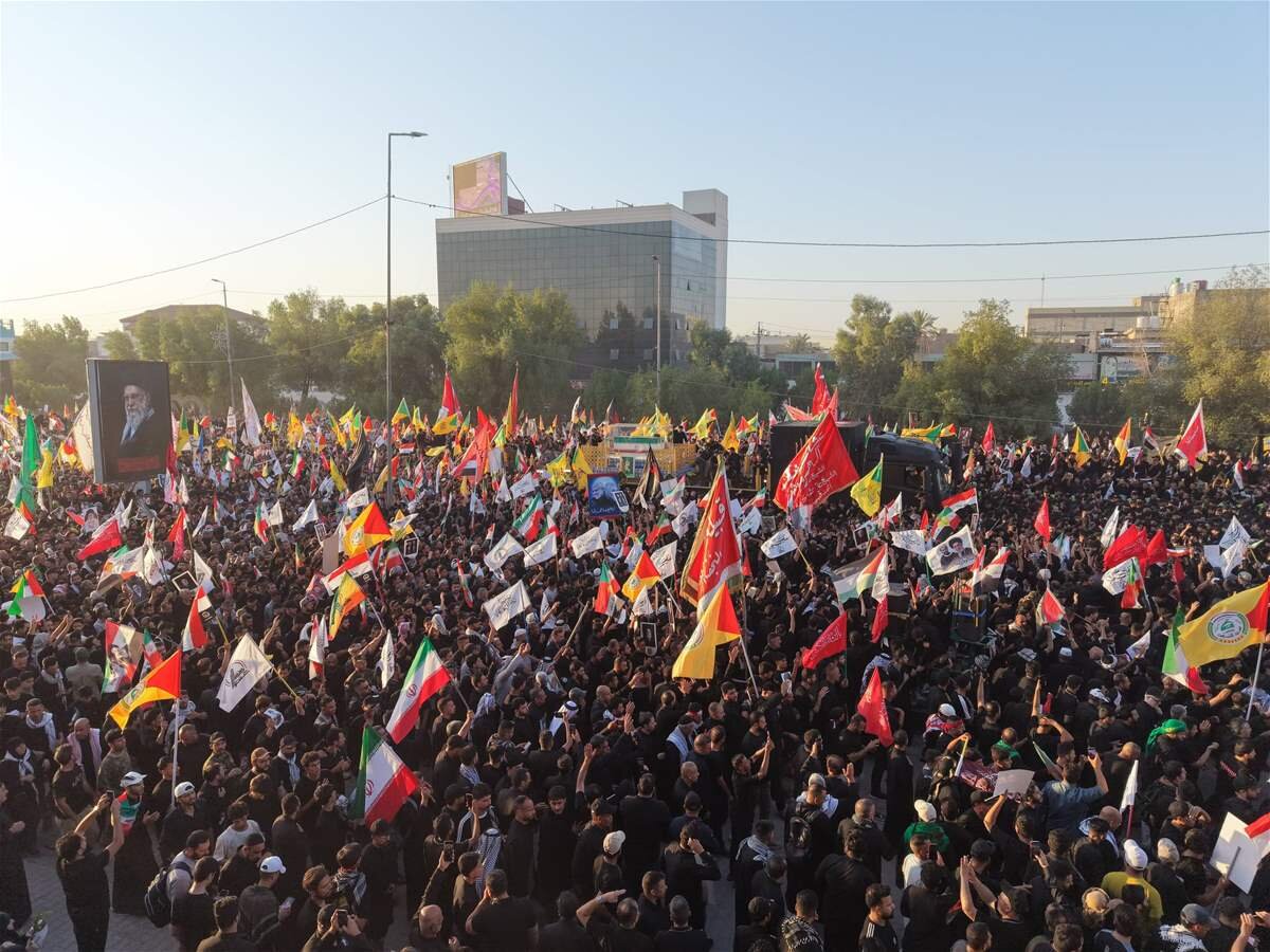 النجف الأشرف تحتضن الجسد الطاهر للشهيد "الخامنئي".. انطلاق مراسم التشييع الشعبي من مجسر الكوفة (صور)
