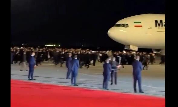 فيديو | العراقيون يهرولون في استقبال الجثمان الطاهر للشهيد الإمام في مطار النجف الأشرف