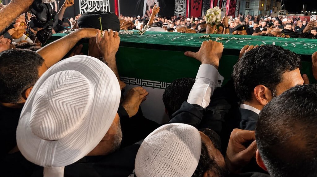تقرير مصور/ الشيخ الدكتور خالد الملا يكتب أثناء تشييع شهيد الأمة الاسلامية الإمام الخامنئي بالنجف الأشرف