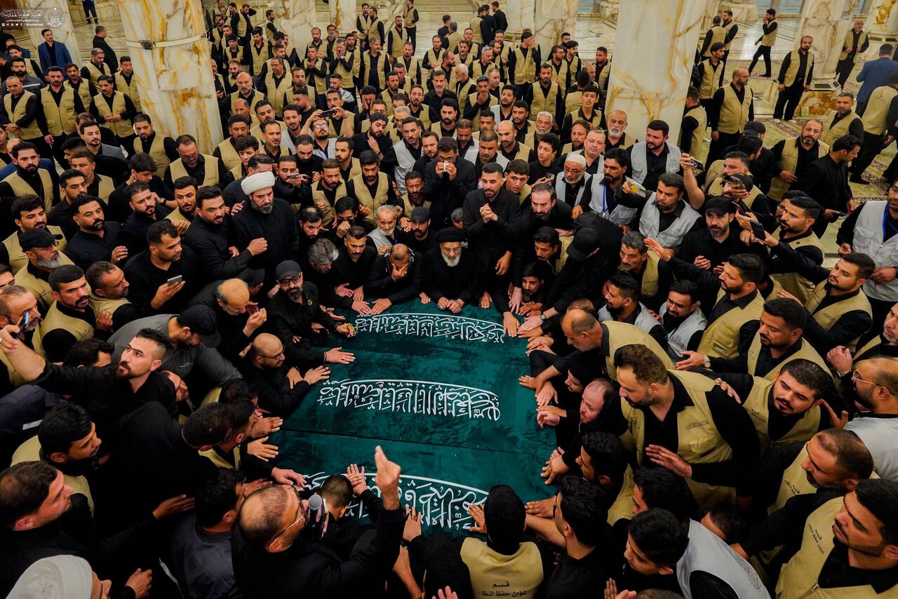 Mwakilishi wa Ayatollah Sistani Ataongoza Swala ya Janaza ya Kiongozi Shahidi Ayatullah Sayyid Ali Khamenei katika Haram ya Imam Hussein (a.s)