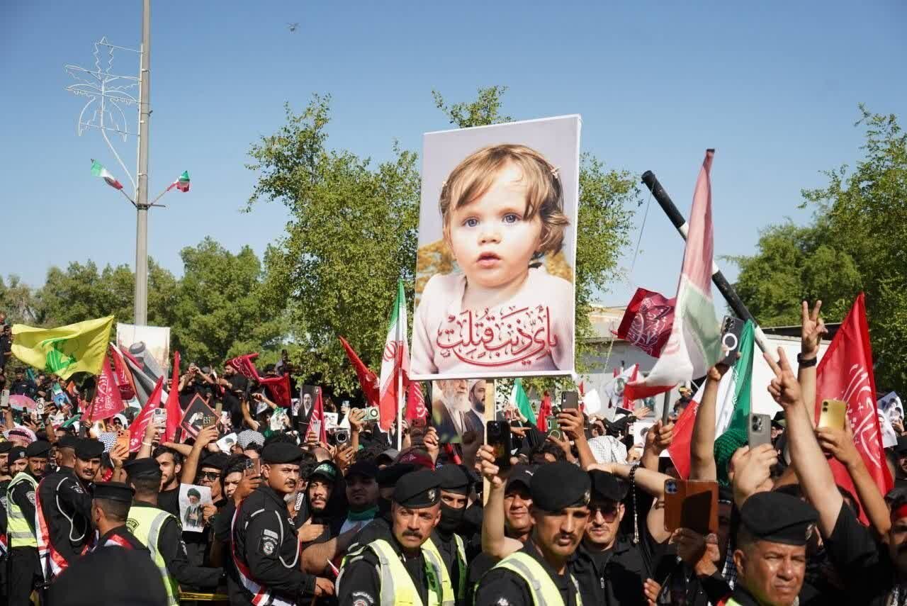 تقرير مصور/ العراقيون المعزون يحملون صورة حفيدة الشهيد السيد الولي الخامنئي بالنجف الأشرف