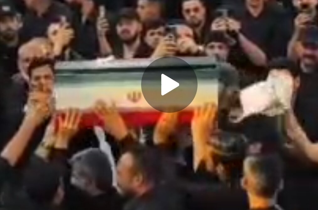 ویدیو | اشک‌های عزاداران عراقی در بین‌الحرمین، هنگام ورود پیکرهای مطهر شهدای خانواده رهبر شهید