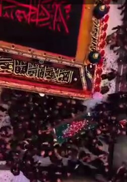Video| Isang Natatanging Tanawin ng Pag-ikot sa Katawan ng Martir na Lider ng Rebolusyon sa Paligid ng Dambana ni Hazrat Abal Fadl al-Abbas (sumakanya