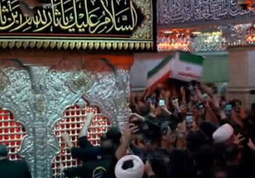 فيديو | طواف الجثمان الطاهر للإمام الشهيد السيد الولي"الخامنئي" حول ضريح سيد الشهداء(ع)