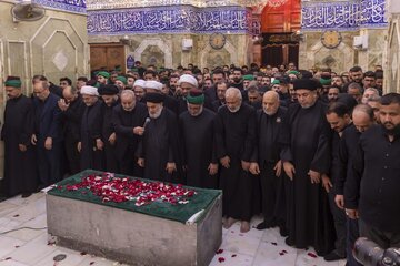 تقرير مصور/ السيد الصافي يؤدّي صلاة الجنازة على جثمان الإمام الخامنئي (رض)