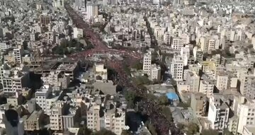 Video: An enduring frame from funeral of martyred Leader in Holy Mashhad