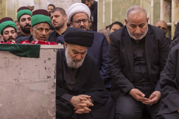 تقرير مصور/ السيد الصافي يؤدّي صلاة الجنازة على جثمان الإمام الخامنئي (رض)