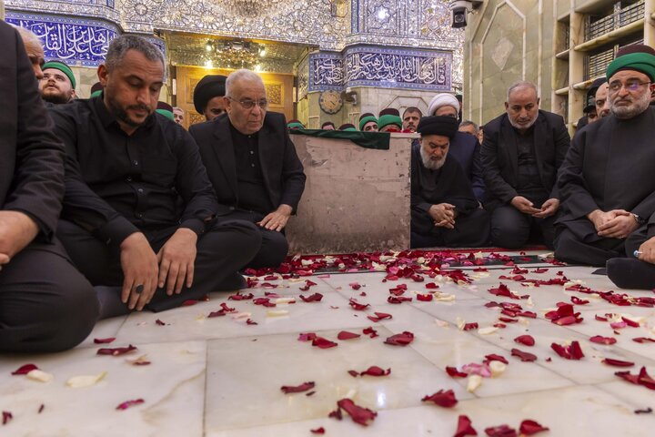 تقرير مصور/ السيد الصافي يؤدّي صلاة الجنازة على جثمان الإمام الخامنئي (رض)