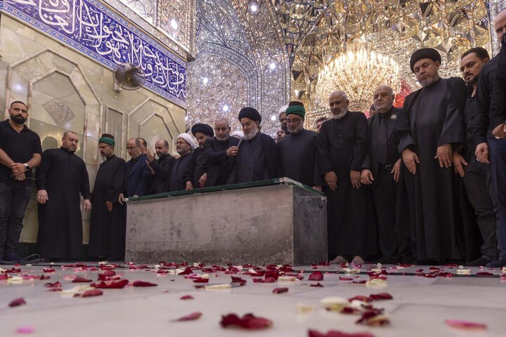 تقرير مصور/ السيد الصافي يؤدّي صلاة الجنازة على جثمان الإمام الخامنئي (رض)