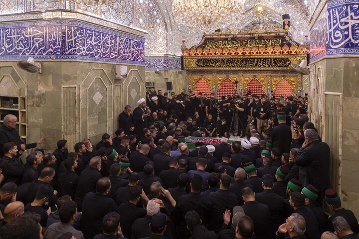 تقرير مصور/ السيد الصافي يؤدّي صلاة الجنازة على جثمان الإمام الخامنئي (رض)