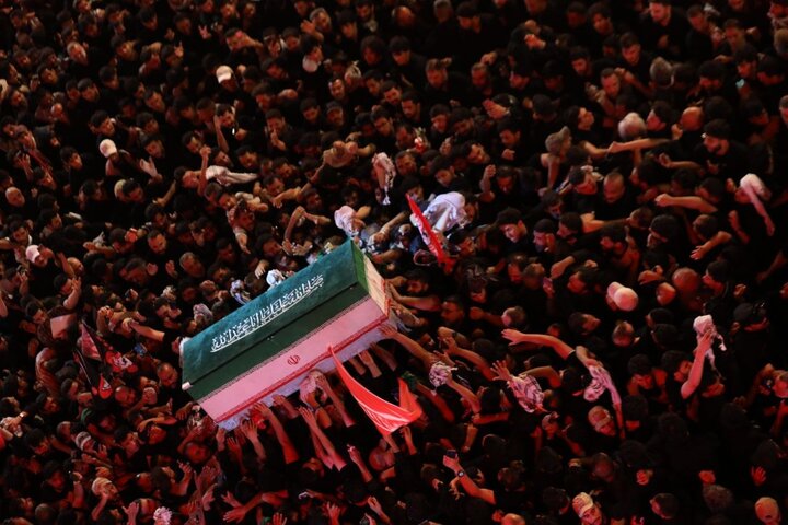 تقرير مصور/ الشيخ الكربلائي يؤم الصلاة على جثمان الإمام الخامنئي (قدس سره) في الصحن الحسيني الشريف