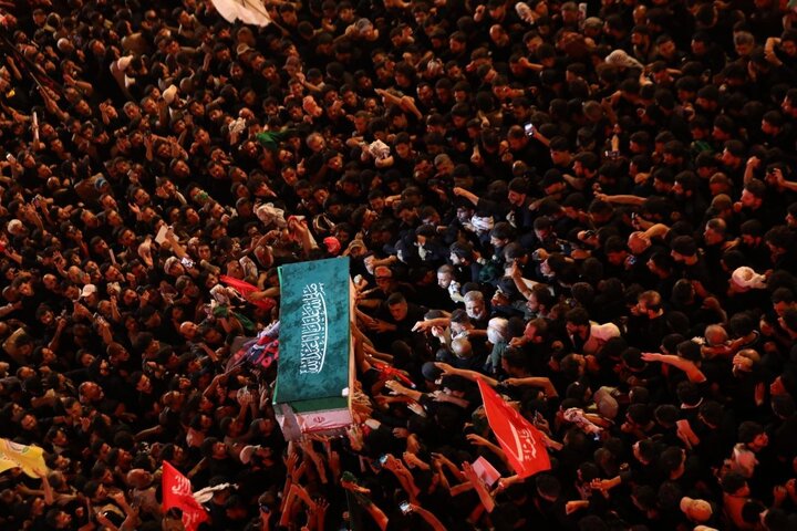 تقرير مصور/ الشيخ الكربلائي يؤم الصلاة على جثمان الإمام الخامنئي (قدس سره) في الصحن الحسيني الشريف