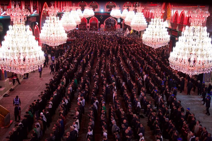 تقرير مصور/ الشيخ الكربلائي يؤم الصلاة على جثمان الإمام الخامنئي (قدس سره) في الصحن الحسيني الشريف