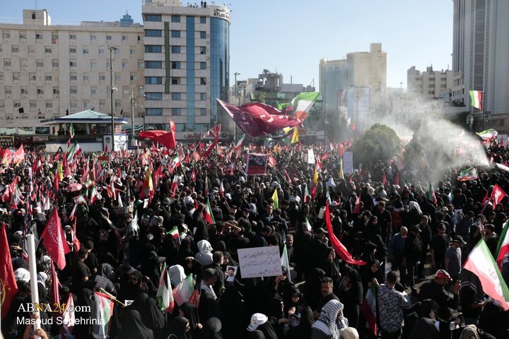 Cenazeyê pak ê Rêberê Şehîd ê Şoreşê li Meşheda Pîroz hate Oxir kirin – 2