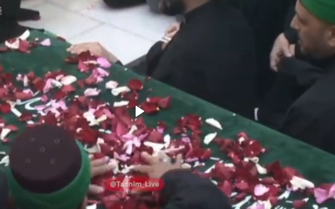Video: Showering flowers over pure body of martyred Imam at Hazrat Abbas Shrine