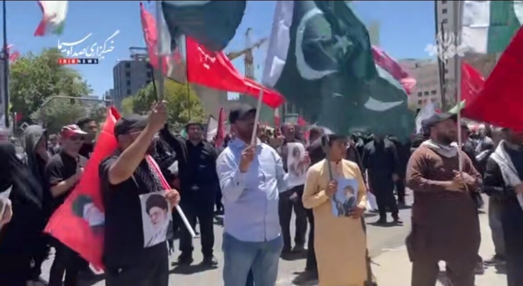 Video| Pagdalo ng mga Mamamayang Pakistani sa Seremonya ng Paglilibing sa Martir na Lider ng Rebolusyon sa Banal na Mashhad