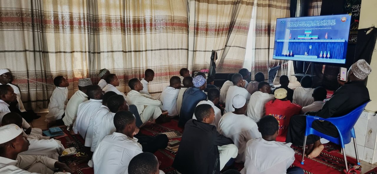 Wanafunzi wa Jamiat AlMustafa(s)Tanzania Washiriki Mazishi ya Ayatollah Imam Sayyid Ali Khamenei(ra) Wakifuatilia Moja kwa Moja Kupitia Mtandao+Picha