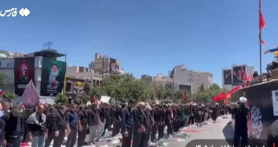 Video: Mourners of Martyr Leader Perform Noon Prayer in Mashhad Streets