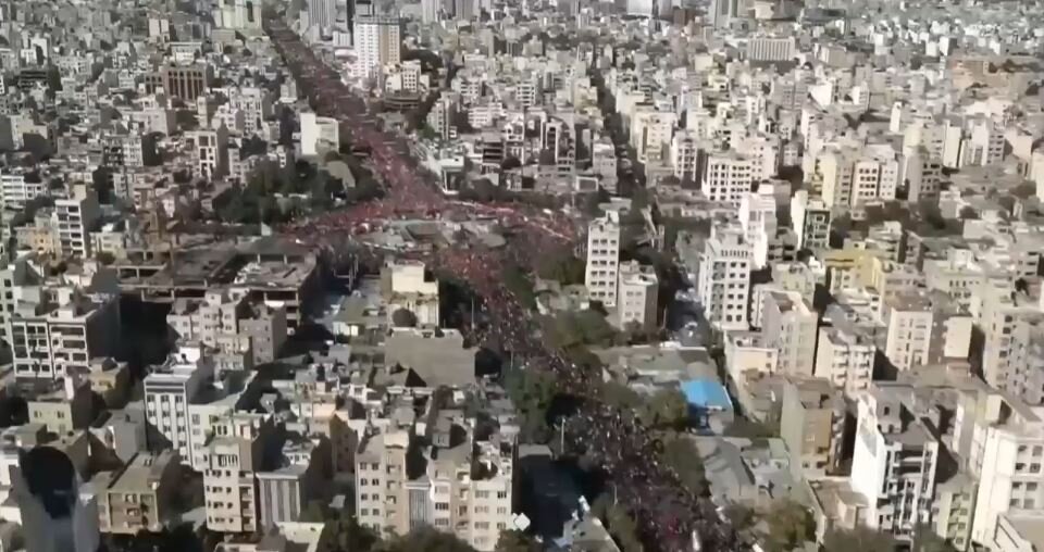 Video: An enduring frame from funeral of martyred Leader in Holy Mashhad