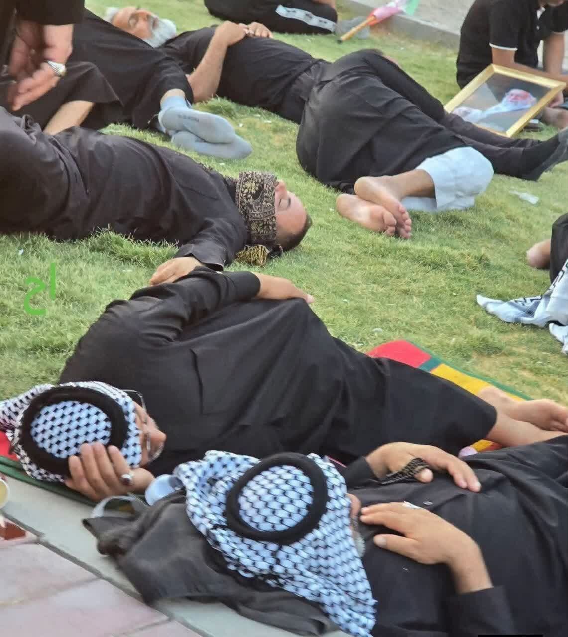Tazama Waombolezaji Walivyodhihirisha Mapenzi ya Dhati kwa Shahidi Sayyid Ali Hussein Khamenei (ra) Wakisubiri Kuwasili kwa Mwili Wake +Picha
