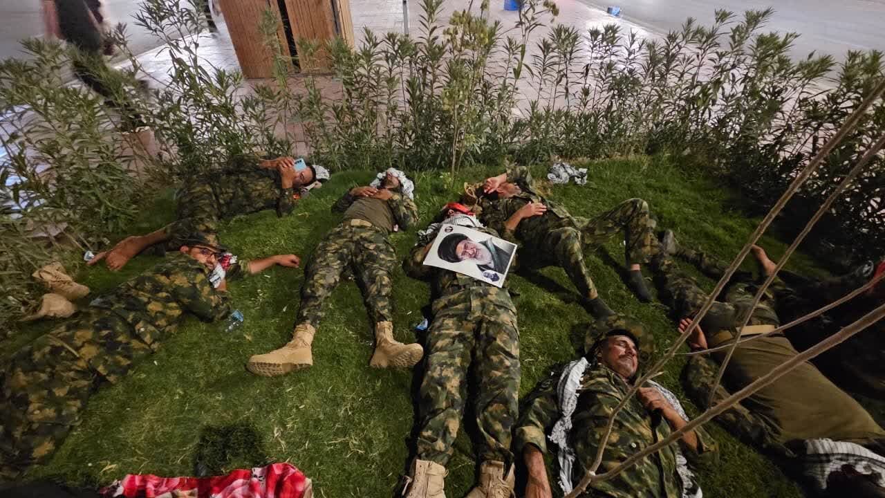 Tazama Waombolezaji Walivyodhihirisha Mapenzi ya Dhati kwa Shahidi Sayyid Ali Hussein Khamenei (ra) Wakisubiri Kuwasili kwa Mwili Wake +Picha
