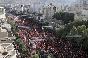 نگاه از آسمان به امواج امت خامنه‌ای شهید/ امواج عزاداران خامنه‌ای شهید در آستان امام رضا علیه‌السلام