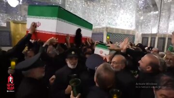 Vídeo | O corpo do Líder Mártir e da pequena Zahra, de 14 meses, em tawaf junto ao Santuário do Imam Reza (A.S.)