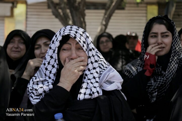 تقرير مصور/ أجواء الحزن والفراق تخيم على المشيعين في تشييع الإمام الشهيد الخامنئي بمشهد