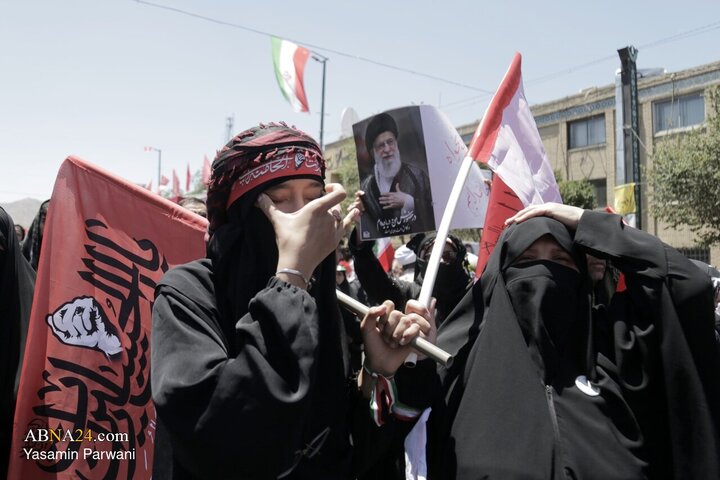 تقرير مصور/ أجواء الحزن والفراق تخيم على المشيعين في تشييع الإمام الشهيد الخامنئي بمشهد