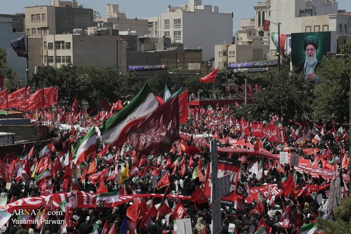 تقرير مصور/ أجواء الحزن والفراق تخيم على المشيعين في تشييع الإمام الشهيد الخامنئي بمشهد