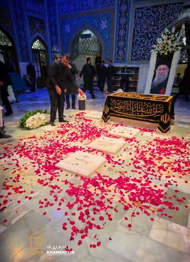 “Vîdyo | (Goristana / Qebre / Meqam) rêberê şehîd di rêwanga Darul-Zikir de”