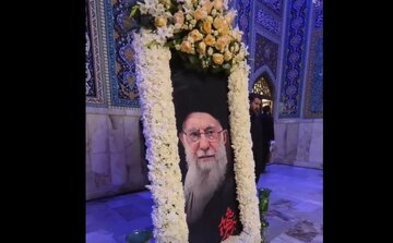 فيديو | مرقد القائد الشهيد "الخامنئي" (ره) في رواق دار الذكر بحرم الإمام الرضا(ع)