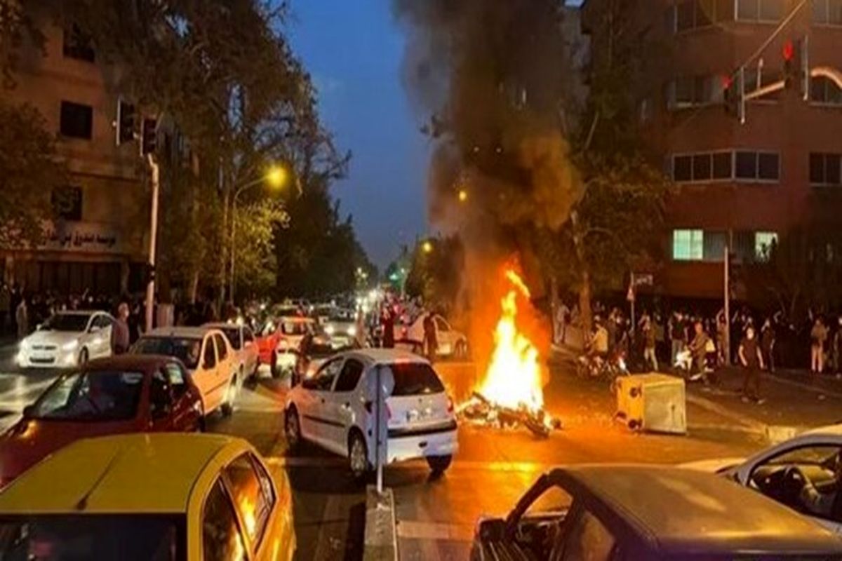 طلبه بسیجی با پرتاب کوکتل مولوتف اغتشاشگران در شیراز به شهادت رسید