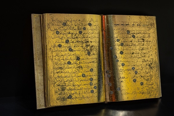 عرضه نسخه قرآن مطلا در نمایشگاه کتاب شارجه