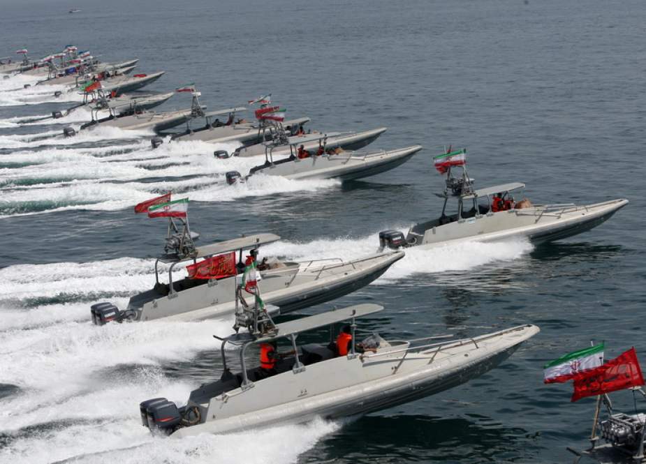 IRGC forces US warship entering Persian Gulf to land its helicopters (+Video)