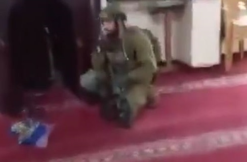 Tentera Israel menyerbu dan menunaikan solat Yahudi di Masjid