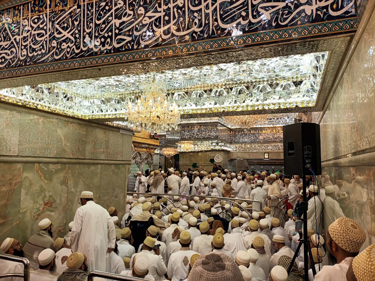 تشرف هزاران نفر از مسلمانان شیعه بهره و رهبرشان به حرم مطهر امام حسین(ع) + عکس و فیلم