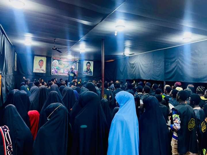 नाइजीरिया, आबूजा में करबला के शहीदों का मातम करते जवान। तस्वीरें