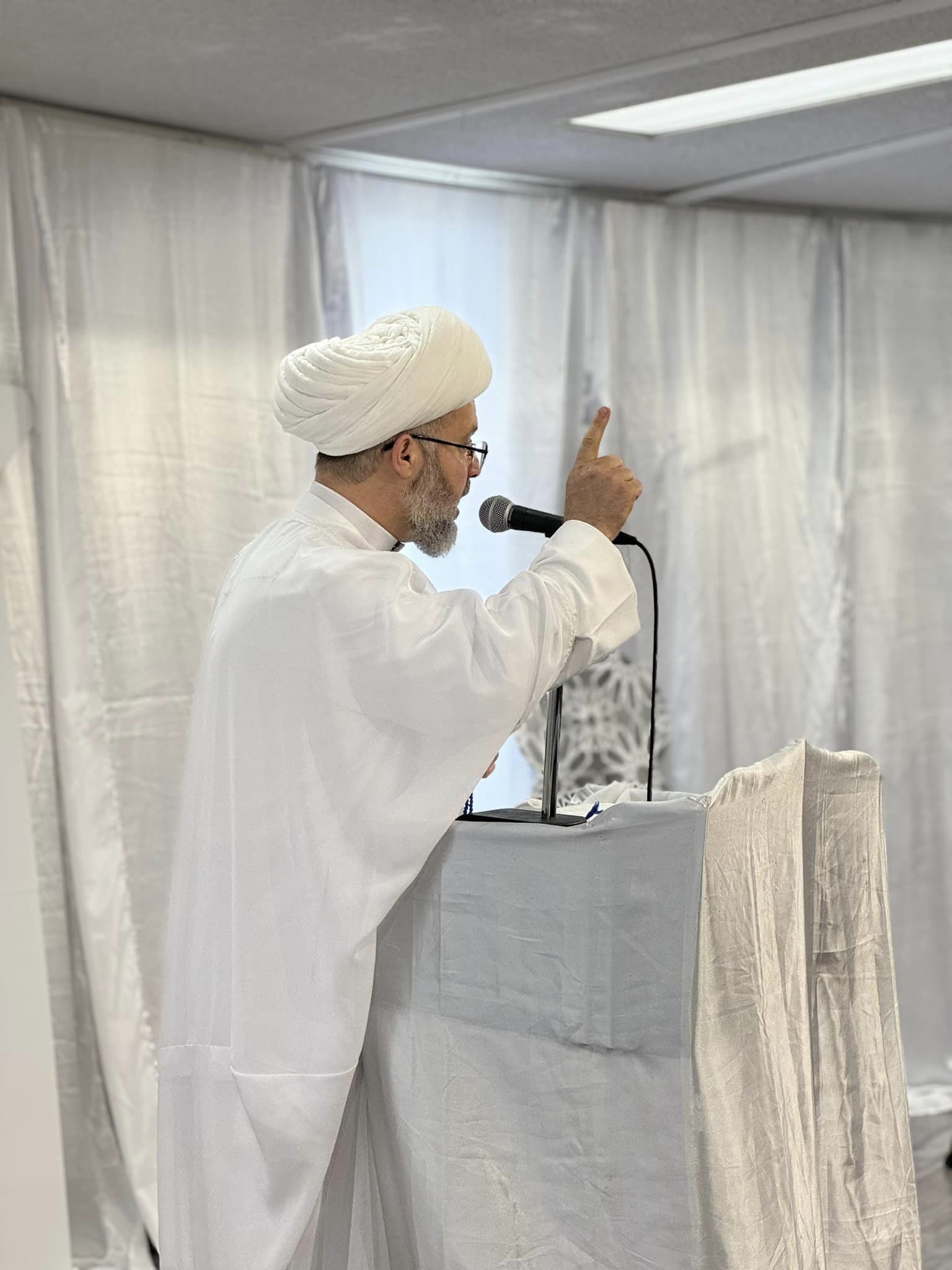 Photos: Eid al-Fitr prayers held at "Imam Hussain" center in Windsor, Canada