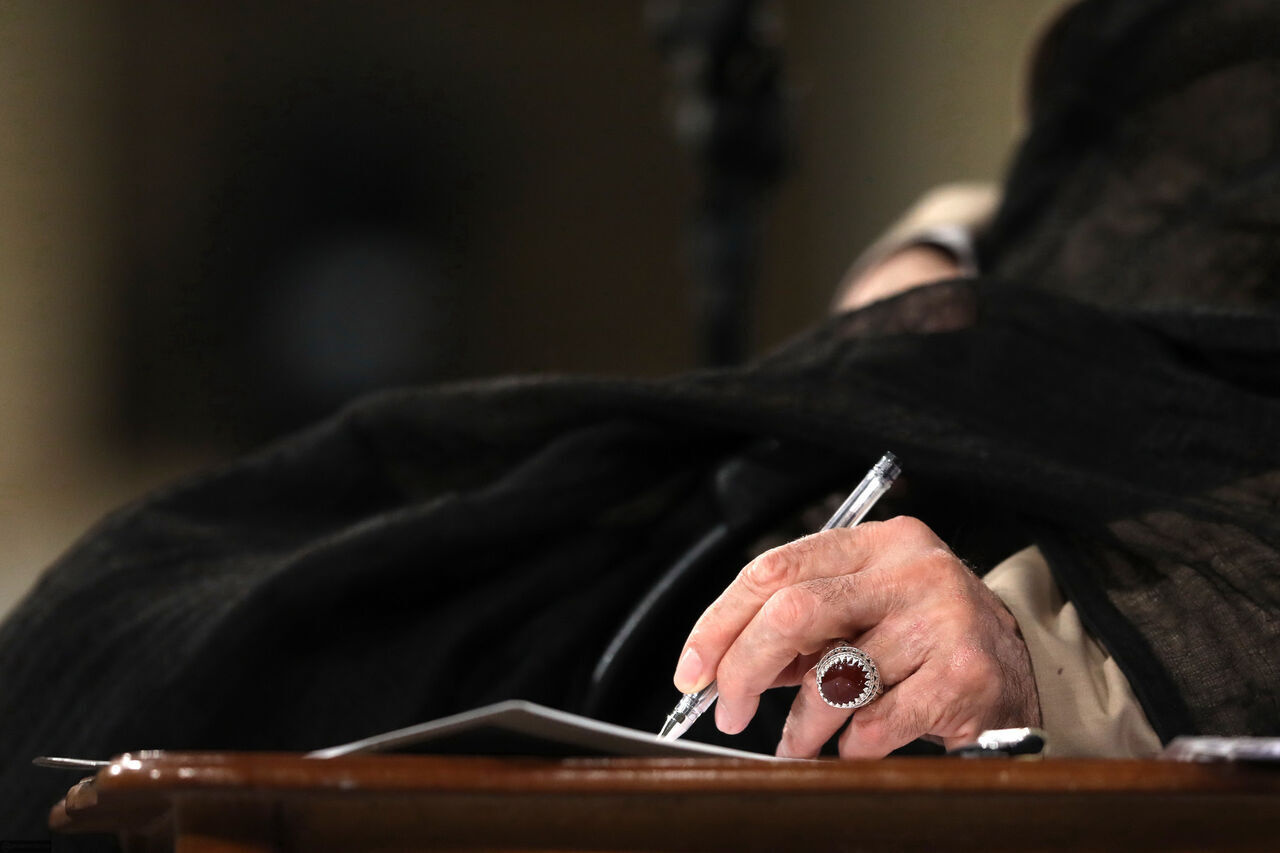 Imam Khamenei pardons, commutes sentences of over 2,000 prisoners